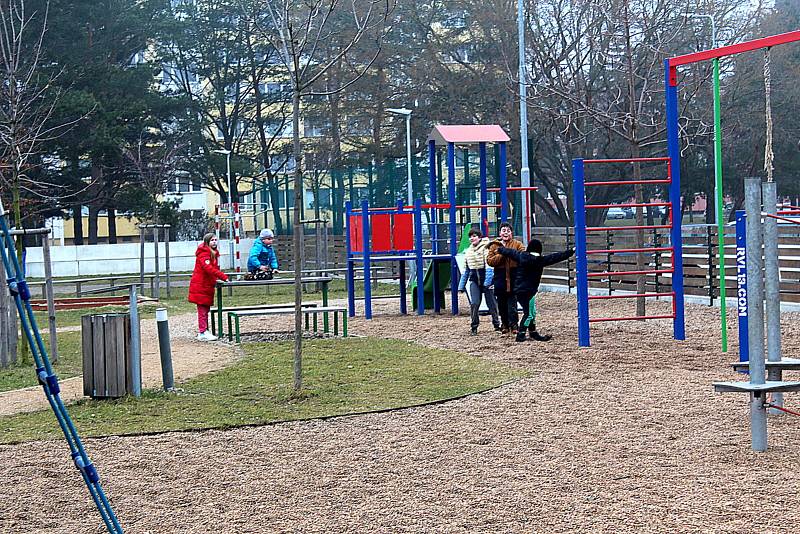 V Nymburce jsou sice dětská hřiště otevřená, ale vzhledem k počasí je vyhledávají jen jednotlivci.