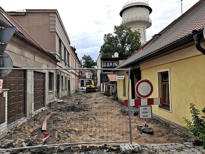 Ve Vodárenské ulici v Nymburce začala rekonstrukce.