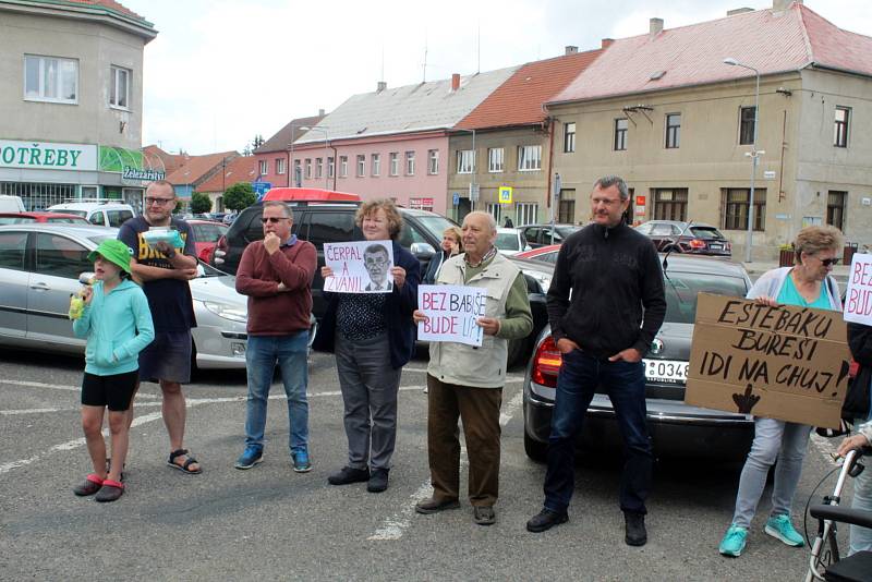 Setkání příznivců i odpůrců Andreje Babiše na náměstí v Sadské.