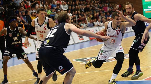 Z třetího finálového utkání basketbalové NBL Nymburk - Děčín (89:60)