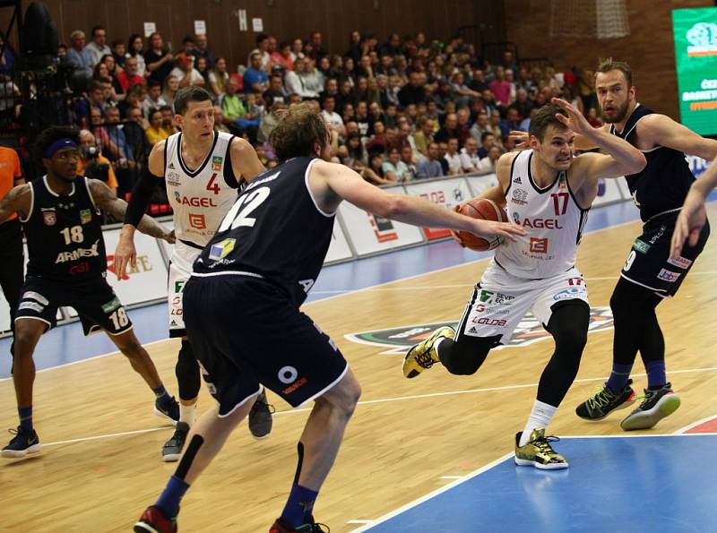 Z třetího finálového utkání basketbalové NBL Nymburk - Děčín (89:60)