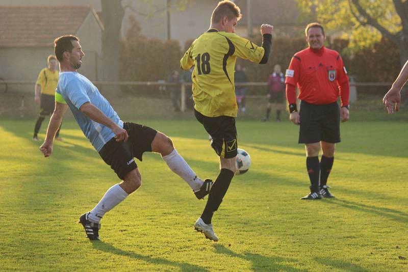 Fotbalové okresní derby I.B třídy vyhrála Sokoleč (v modrém), doma porazila Pátek jasně 5:2.