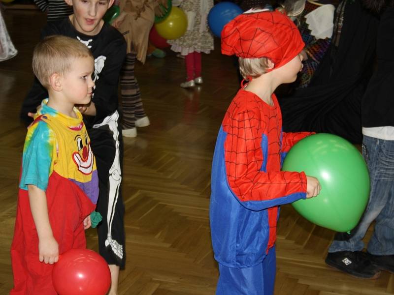 Jarní balónkový karneval v Domě dětí a mládeže Symfonie naučil děti nové tance.