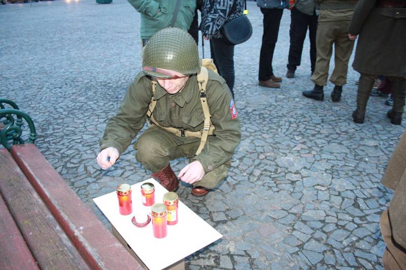 Na nymburském náměstí Přemyslovců se konala pietní akce za zavražděné novináře v Paříži. Zúčastnila se jí jen hrstka lidí.