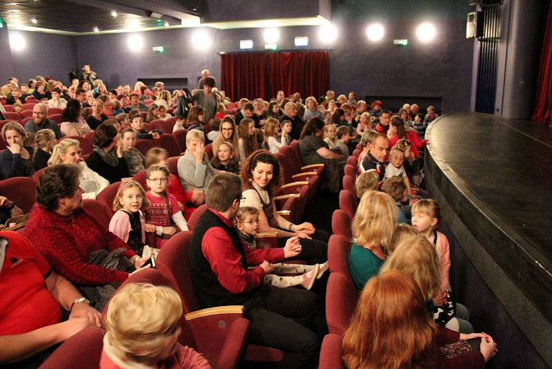 Kočičí pohádka měla premiéru v sobotu v Hálkově divadle.