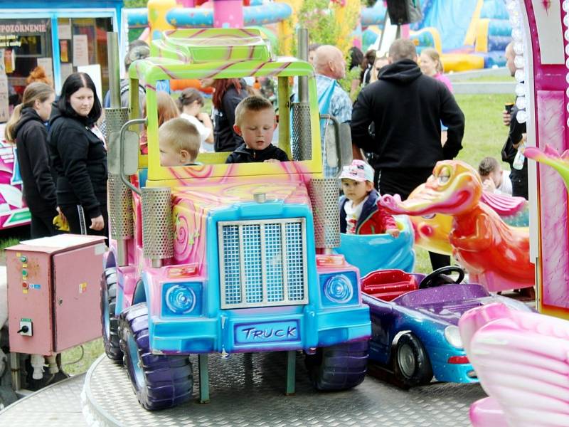 Lunapark nabízí atrakce za nádražím v Poděbradech.