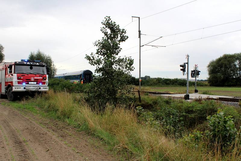 Tragická nehoda se stala na polním přejezdu mezi Nymburkem a Hořátví.