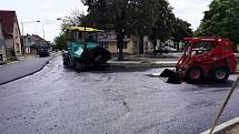 Dokončovací práce na železničním nadjezdu v Lysé nad Labem.