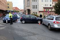 Srážka tří osobních aut ve čtvrtek dopoledne brzdila dopravu v centru Nymburka.