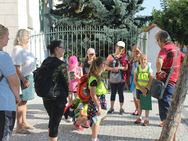 Děti se vydaly po stopách Bohumila Hrabala i se spisovatelem Janem Řehounkem.