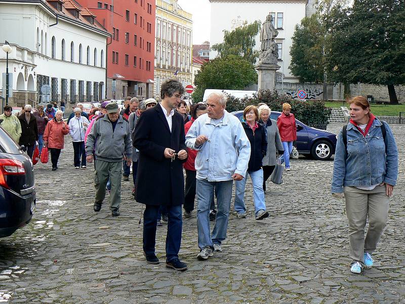 Při prohlídce se skupina seniorů zastavila také na Kostelním náměstí.