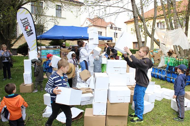 Umělci pod vedením Hanky Strejčkové a Venduly Burger hráli pohádky, pořádali veselou tančírnu rošťárnu pro děti či stavěli obří Archu z krabic.