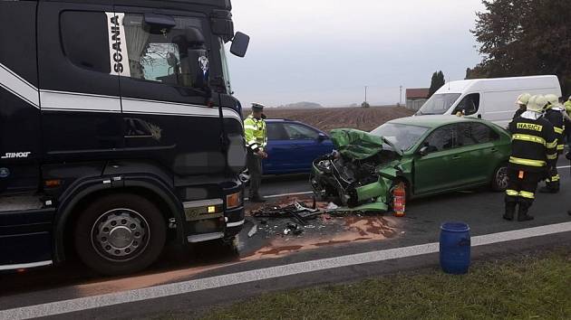 Dopravní nehoda za obcí Všechlapy.