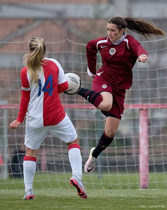 Anička Šubrtová válí fotbal líp než kluci