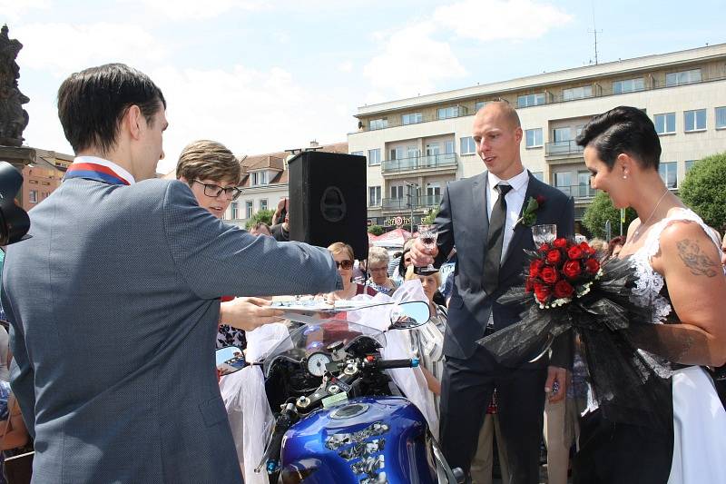 Motorkářská svatba na nymburském náměstí