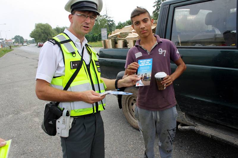 Z dárků od Besipu a policie se těšily starší děti i téměř čtyřletá Adélka v dětské sedačce.