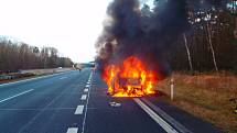 Na dálnici D11 poblíž Libice nad Cidlinou shořelo osobní auto.