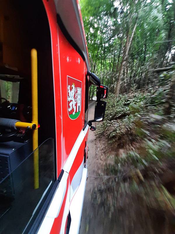 Výpomoc dobrovolných hasičů z Nymburka při hašení požáru v Národním parku České Švýcarsko.