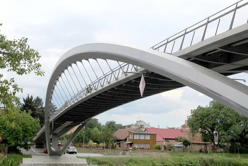 Lávka přes řeku Labe v Nymburce.