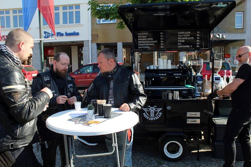 Za start letošní První míle si královéhradecký H.O.G Chapter klub sdružující majitele nablýskaných harlejů vybral nymburské náměstí.