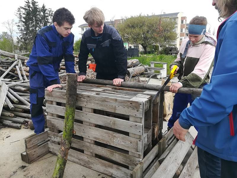 Žáci zemědělské školy završili Projekt voda a hmyz otevřením naučné stezky v areálu školy. Otestovaly ji děti z místních mateřinek.