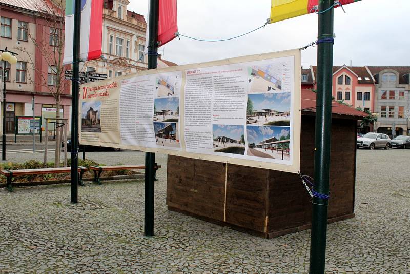 Loni se uskutečnila anketa, v níž Správa železnic představila na dvou bannerech v centru města varianty budoucího nádraží s i bez historické budovy.