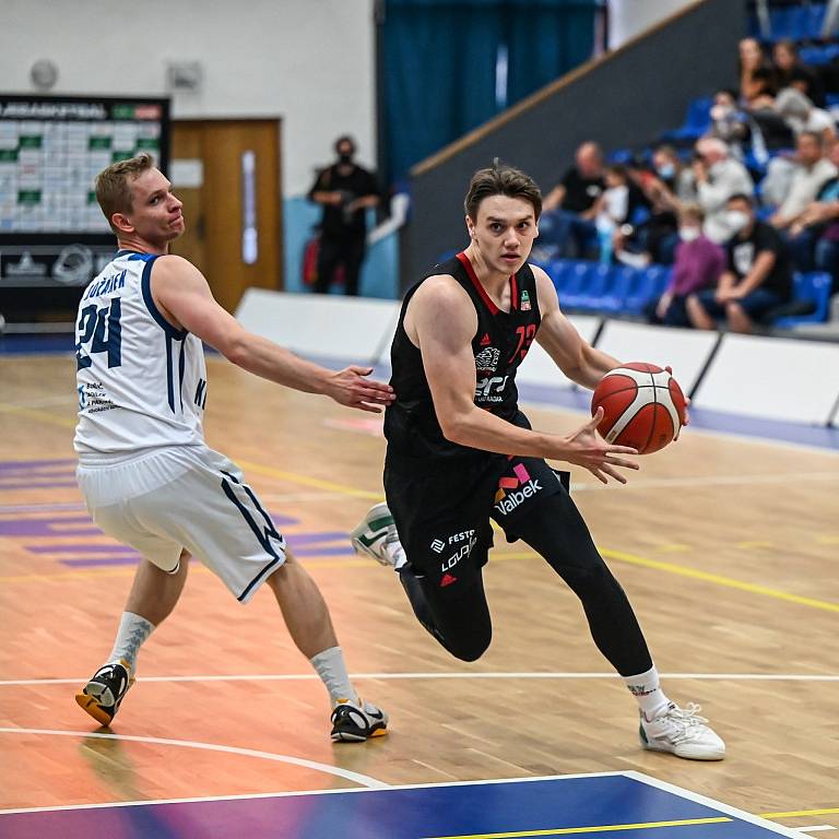 Z basketbalového utkání Kooperativa NBL Kolín - Nymburk (86:91)