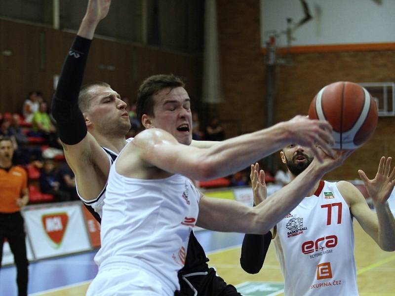 Z basketbalového utkání nadstavbové části Kooperativa NBL Nymburk - Hradec Králové (110:83)