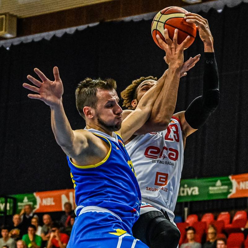 Z basketbalového utkání nejvyšší soutěže Nymburk - Opava (92:75)