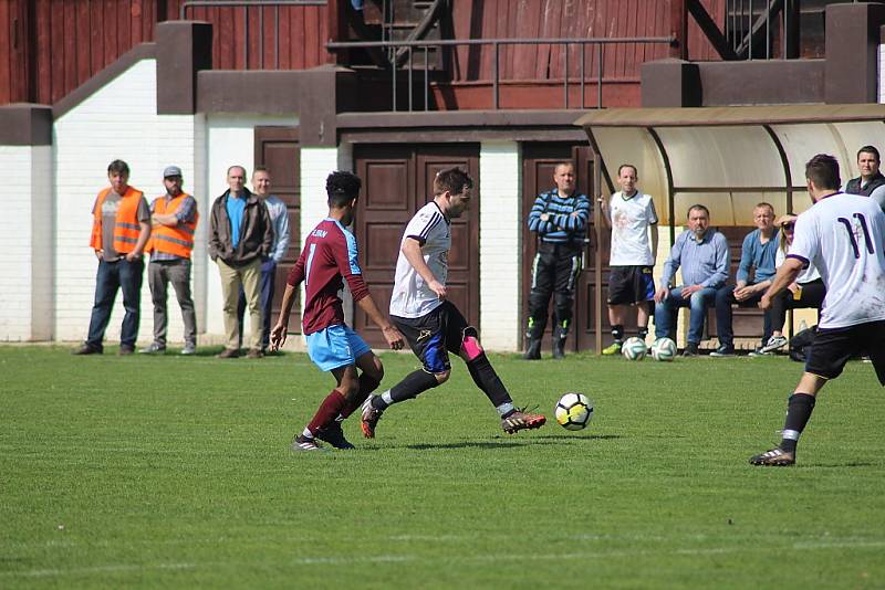 Z fotbalového utkání okresního přeboru Slovan Poděbrady - Jíkev (3:0)