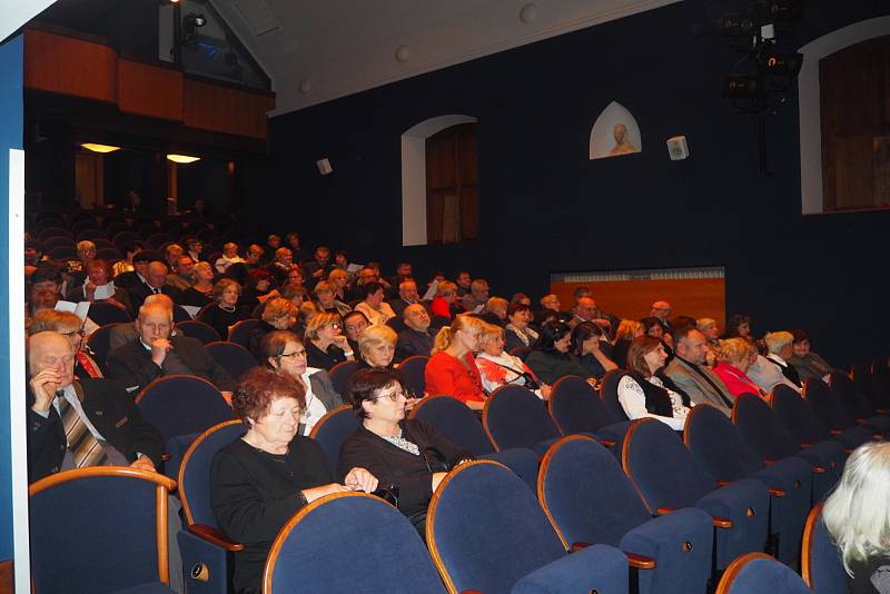 Druhým abonentním koncertem pokračovala devětadvacátá sezóna poděbradské Společnosti Otakara Vondrovice. Tentokrát se v Divadle Na Kovárně představil v úterý 22. listopadu komorní dechový soubor Belfiato Quintet.