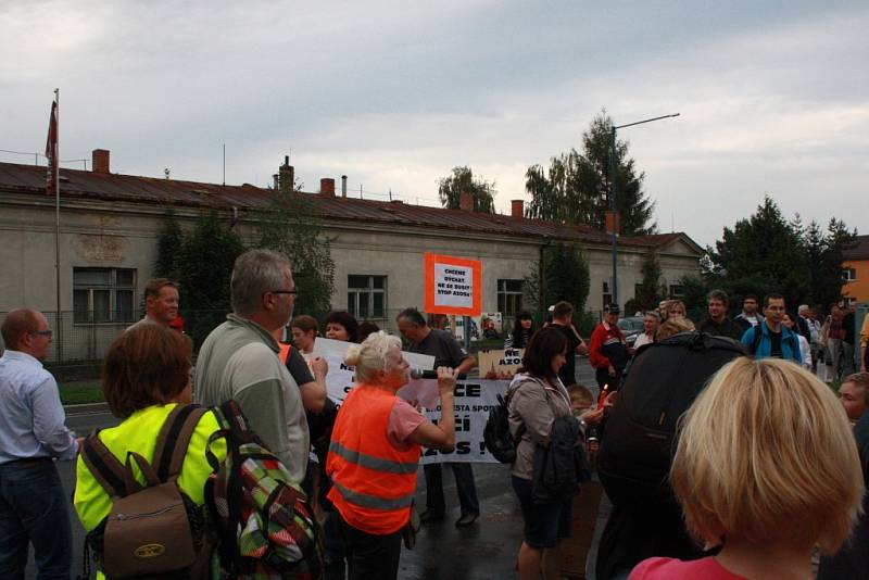 Demonstrace proti zinkovně AZOS na Zálabí.