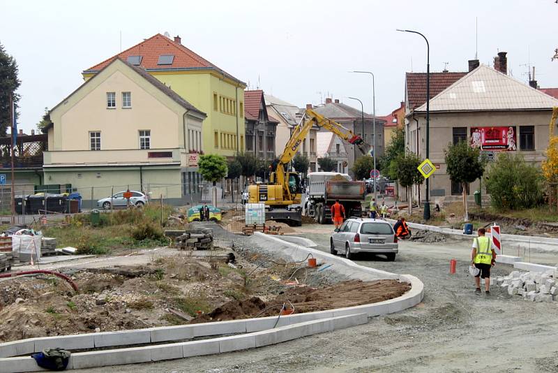 Stavební práce na druhém kruhovém objezdu u budovy ředitelství Policie ČR v Nymburce.