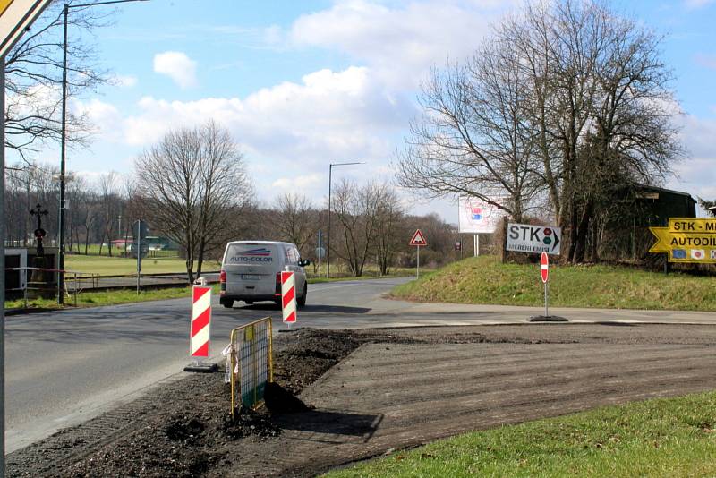 V úseku od Bobnické po Poděbradskou u čerpací stanice MOL je  provoz v ulici Maršála Koněva až do léta veden pouze jedním směrem.