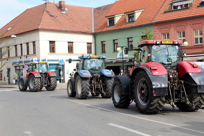 Kolona troubících traktorů jela po hlavních tepnách Poděbrad. Maturanti slavili poslední zvonění.