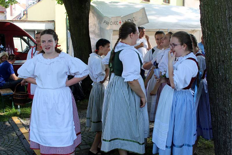 Folklorní festival se letos uskutečnil pod vodárenskou věží v Nymburce.