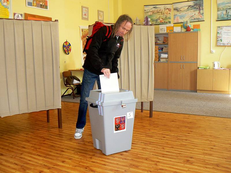Volební místnost ZŠ Tyršova v Nymburce.