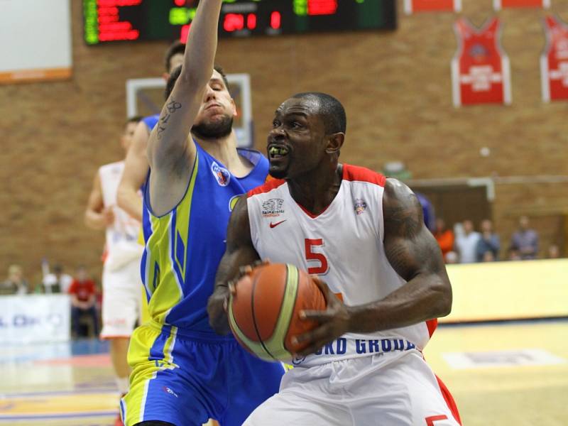 Z basketbalového utkání Nymburk - Opava (86:67)