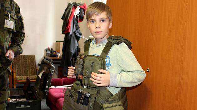 Malému Josefu Řezáčovi se splnil sen, byl se podívat na vojenské posádce v Bechyni. Foto:  Zuzana Králová