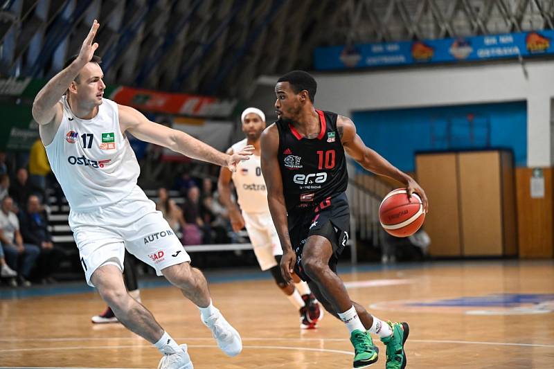 Z basketbalového utkání Kooperativa NBL Ostrava - Nymburk (75:101)