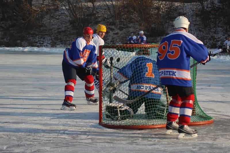 Hokejový winter classic se hrál na rybníku v Pátku