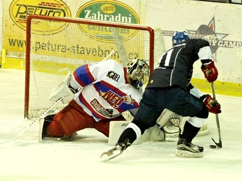 Nymburk (v bílém) porazil doma Tábor 4:3 po prodloužení.