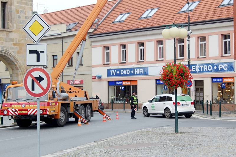 Odstranění utrženého plechu ze střechy radnice zkomplikovalo dopravu v centru Nymburka.