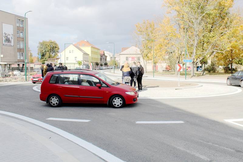 Z otevření kruhového objezdu u bazénu a budovy policejního ředitelství v Nymburce.