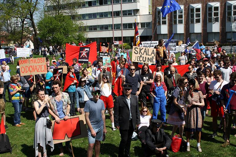 Protesty v Nymburce při jednání sjezdu komunistů a maškarní průvod.