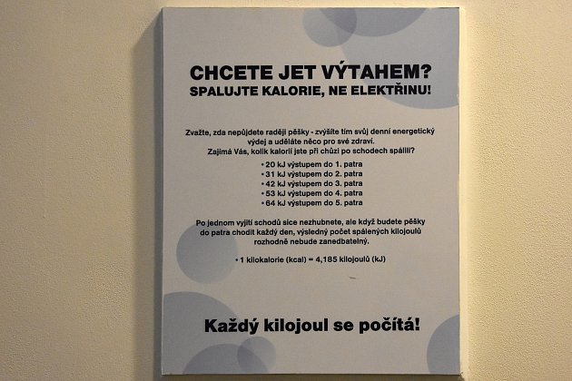 Originální výzva čeká na návštěvníky (ale i na zaměstnance) v budově Krajské hygienické stanice Středočeského kraje v Dittrichově ulici v centru Prahy. Cedule v přízemí každého vybízí, aby udělal něco pro své zdraví – a místo použití výtahu se vydal po sc