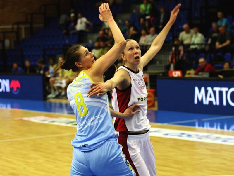 Z basketbalového finále žen Nymburk - USK Praha (44:83)