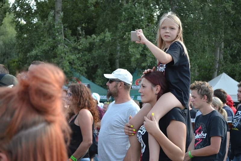 Hlavní taháky festivalu roztančily louku u Jezera.