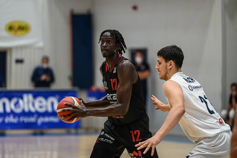 Z basketbalového utkání Kooperativa NBL Děčín - Nymburk (74:92)