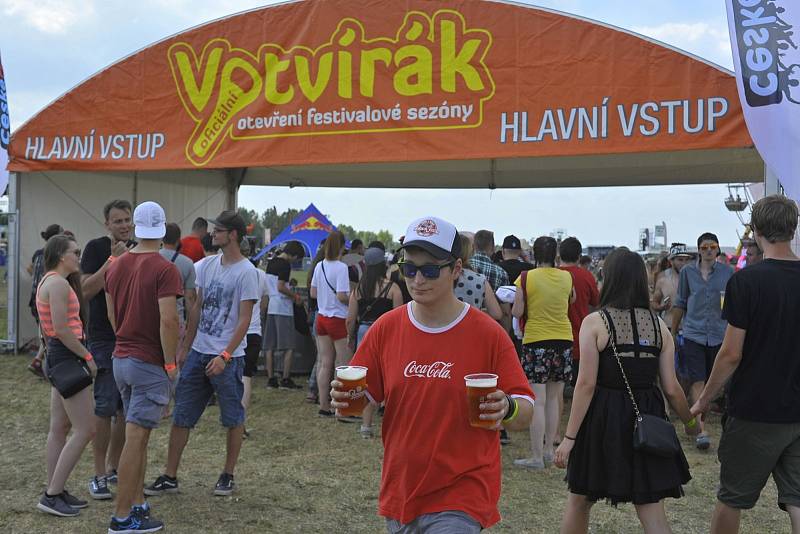 Z festivalu Votvírák v areálu bývalého letiště Boží Dar v Milovicích, pátek 15. června 2018.